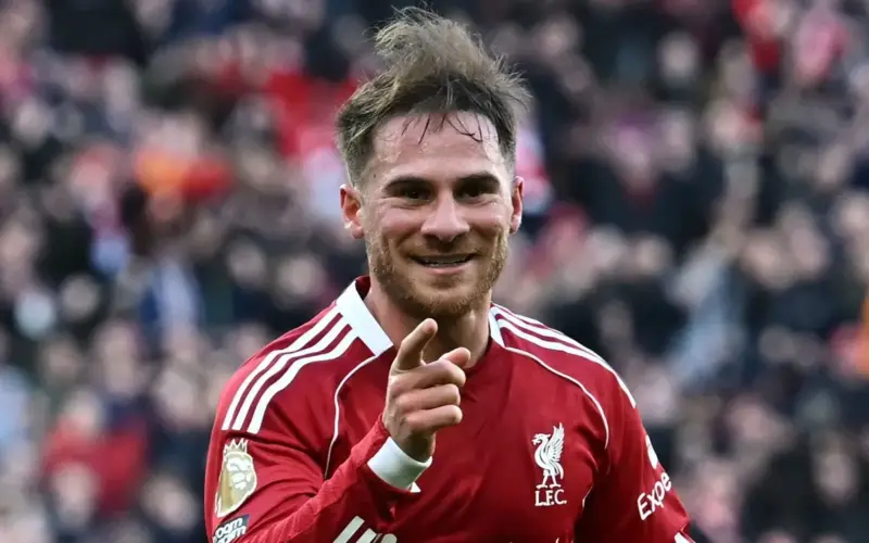 نجم ليفربول أليكسيس ماك أليستر يظهر مرتدياً قميص زين الدين زيدان وسط أنباء انتقاله إلى ريال مدريد.